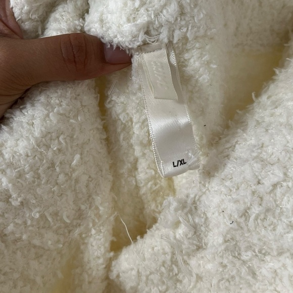 SKIMS Fuzzy White Knit High Rise Casual Shorts - Picture 7 of 9